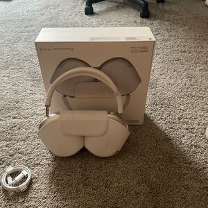 Apple Air Pod Max- Silver 
Opened box only used to test, serial number provided